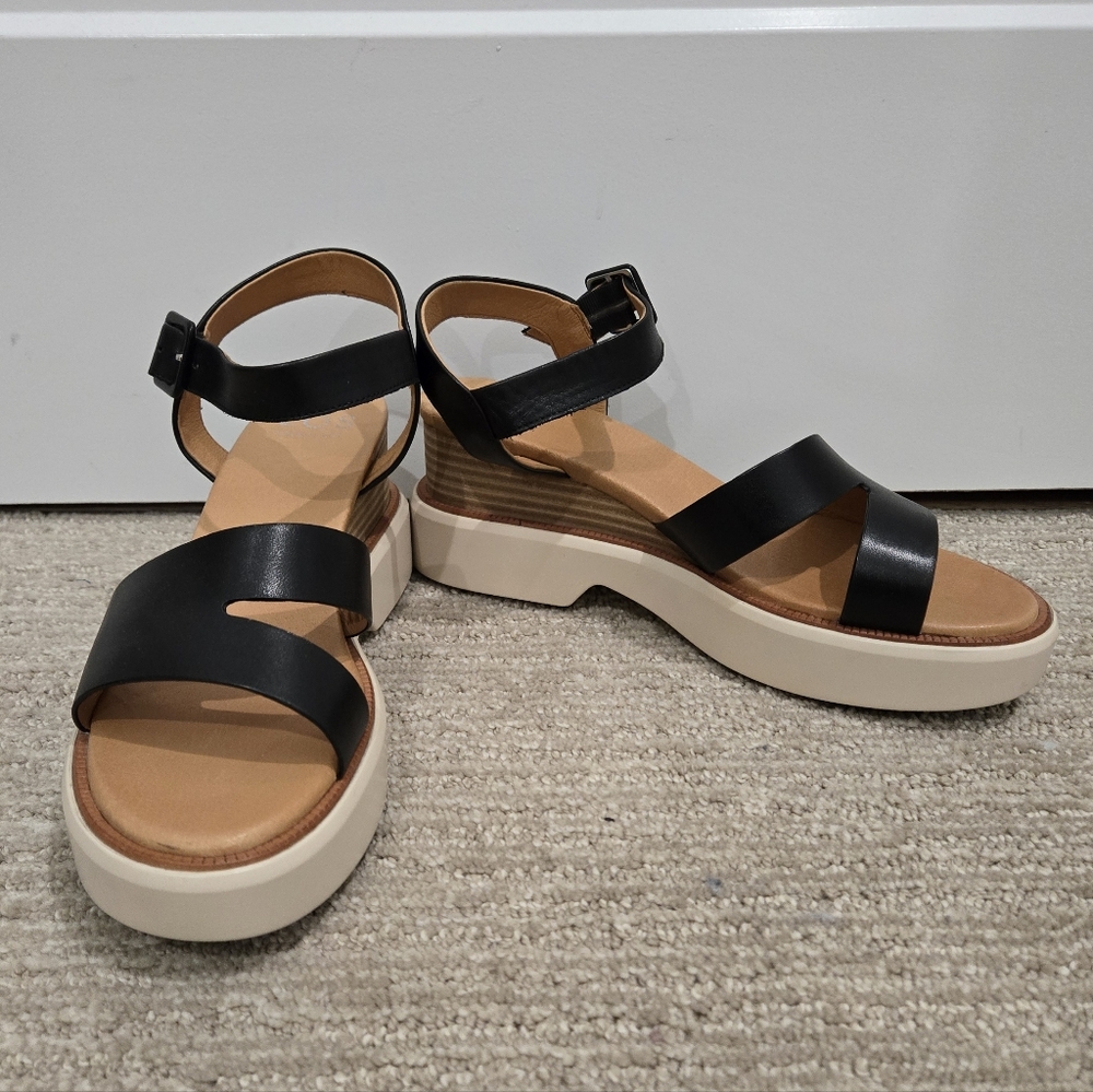 BNIB EOS Brooke Black and Cream Wedge Women's Sandals